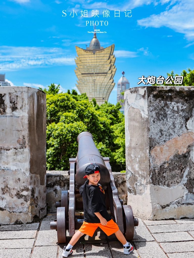 Child at Mount Fortress cannon