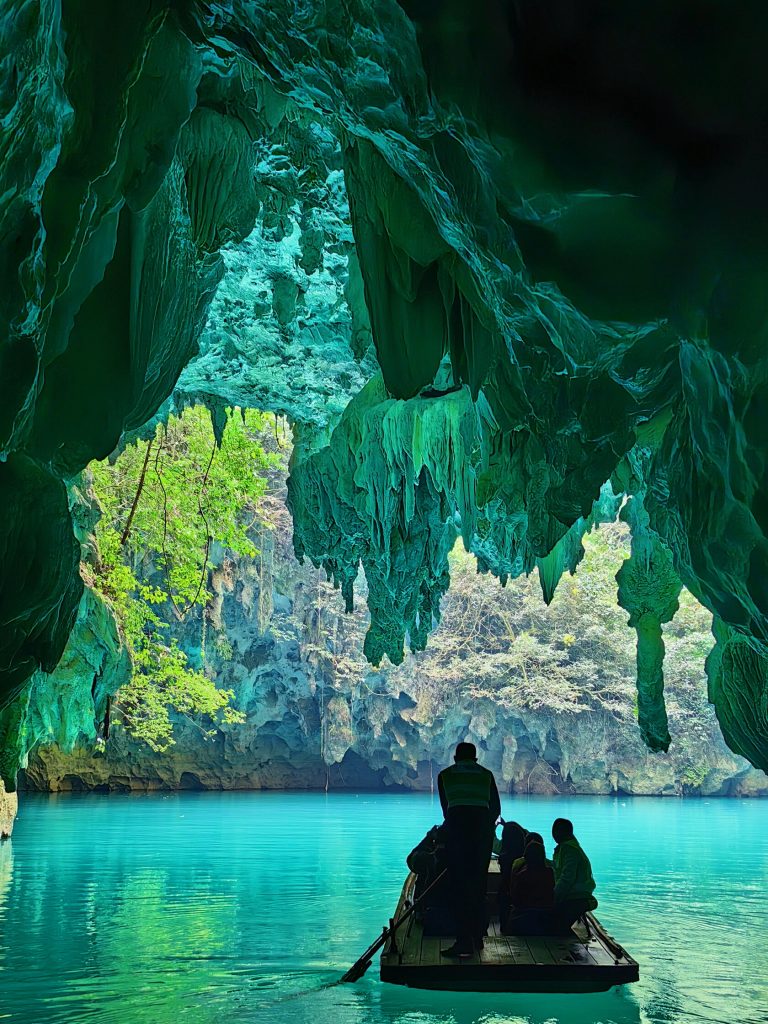 Sanmenhai cave boat ride