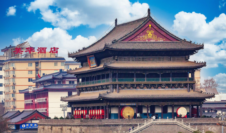 Huaqing Pool gardens and architecture