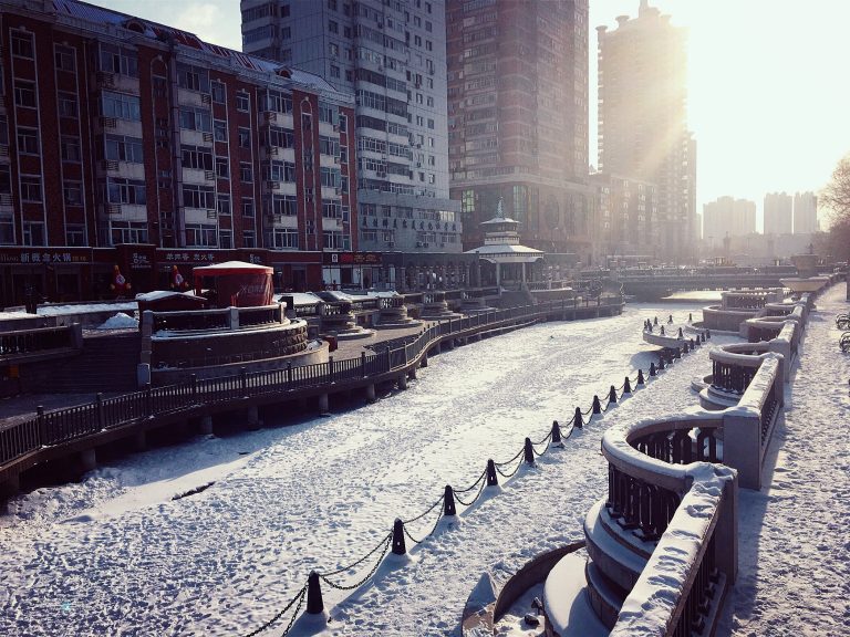Heilongjiang winter adventure travel: Snow-covered Harbin canal