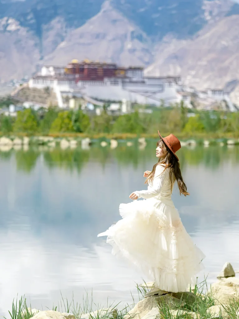 Tibet self-drive adventure at Yamdrok Lake