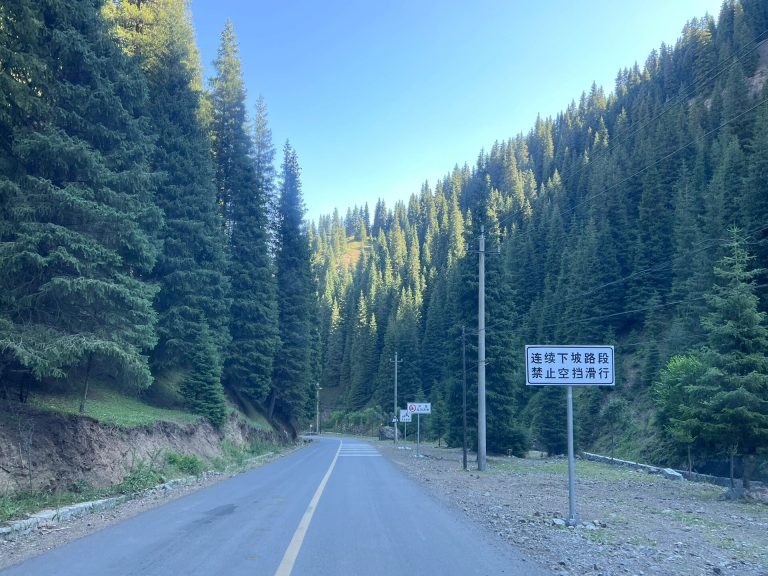 Xinjiang self-drive adventure mountain road